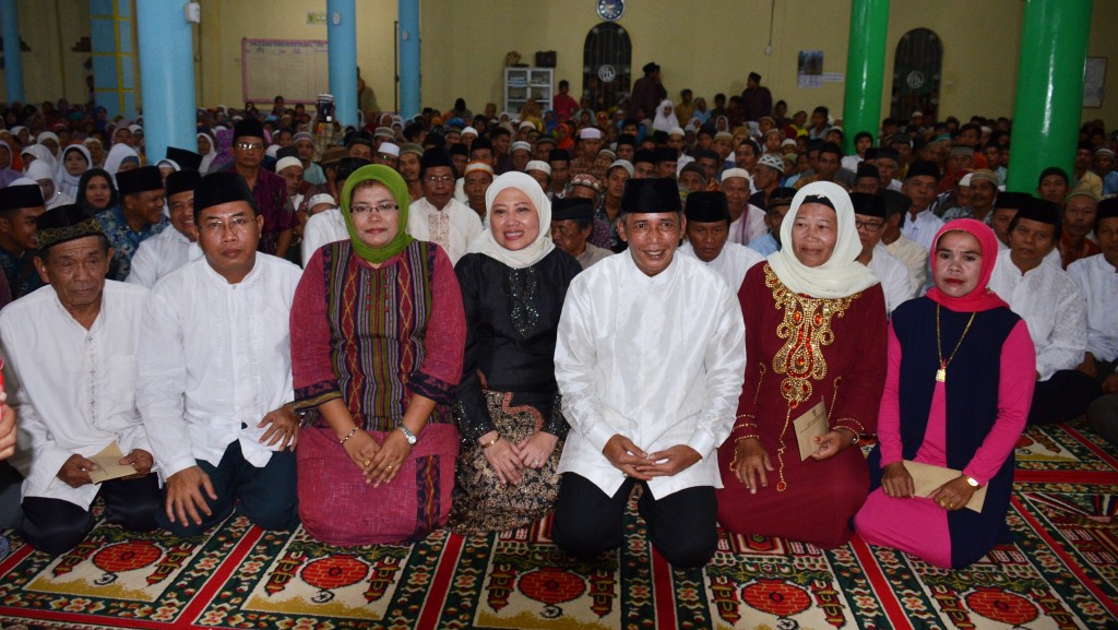 Akrab---Bupati OKI Iskandar, SE saat menghadiri peringatan Maulud Nabi SAW di Desa Penanggoan Duren, Tulung Selapan