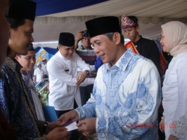 Bupati OKI  Iskandar SE membarikat piagam penghargaan dan uang pembinaan dala bentuk tabungan kepada pemenag MTQ ke 26
