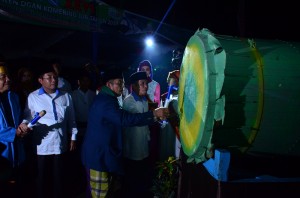 Iskandar SE saat meresmikan Pembukaan MTQ dengan ditandai pemukulan Beduk
