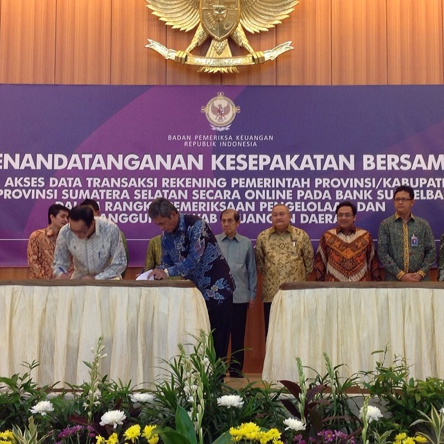 Bupati OKI, Iskandar, SE saat menandatangani kesepakatan bersama akses rekening pemerintah daerah di BPK RI Jakarta, Jum’at (14/3) lalu