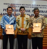 Photo A (Utama) tolong dicrop dan dibesarkan(WTP--Bupati OKI, Iskandar, SE, Ketua DPRD HM. Yusuf Mekki, S. Sos dan Kepala Perwakilan BPK Provinsi Sumsel saat penyerahan Hasil Pemeriksaan Laporan Keuangan Pemkab. OKI)