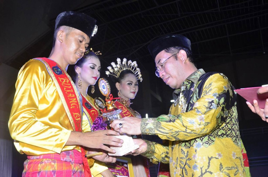 Pada malam puncak acara pemilihan bujang gadis bende seguguk dan putri bumi bende seguguk 2014 yang berlangung pada hari jum’at (30/5) di Gor Biduk Kajang Kayuagung.  Malam puncak acara pemilihan bujang gadis bende seguguk dan putri bumi bende seguguk 2014 yang dihadiri oleh Wakil Bupati OKI M. Rifa’i SE berlangusng meriah dengan menampilkan berbagai hiburan dan kesenian daerah.  Dalam sambutannya M. Rifa’i SE menyampaikan ‘bujang gadis bende seguguk dan putri bende seguguk yang terpilih ini diharapkan mewakili pribadi yang baik dan sikap ramah tamah dari masyarakat kabupaten OKI’, ujarnya.  Pada kesempatan ini M. Rifa’i SE menghimbau dan mengajak seluruh lapisan masyarakat untuk mengenal dan mencintai negeri sendiri yang dikemas dengan branding pariwisata dalam negeri,”Kenali negerimu, cintai negerimu”, himbaunya.  Ajang pemilihan bujang gadis bende seguguk dan putri bumi bende seguguk merupakan ajang seleksi pemuda pemudi yang berkepribadian, berpenampilan menarik, memiliki wawasan yang luas, bakat dan kemampuan dibidang seni serta berkompetisi di bidang promo pariwisata, dan yang pasti memiliki rasa kebanggaan dan kecintaan terhadap kabupaten OKI, melalui  seleksi yang sangat ketat oleh dewan juri yang diselenggarakan oleh Dinas Kebudayaan dan Pariwisata Kabupaten OKI.  Pemenang kategori bujang gadis bende seguguk dan putri bumi bende seguguk 2014 adalah;    Bujang  No 	  Nomor Peserta 	  Nama Peserta 	  Utusan 	  Kategori  1 	  07 	  Muhammad Hidayat Faikar 	  SMAN 3 Kayuagung 	  Bujang Bende Seguguk 2014  2 	  11 	  Rino Kurniawan 	  SMAN 1 Kayuagung 	  Wakil I Bujang Bende Seguguk 2014  3 	  33 	  Feri Hari Sandi 	  SMAN 1 Kayuagung 	  Wakil II Bujang Bende Seguguk 2014  4 	  37 	  Rahmat Rohmadhon 	  Dinas Perhubungan 	  Harapan I Bujang Bende Seguguk 2014  5 	  59 	  Denny Lukaman 	  Umum 	  Harapan II Bujang Bende Seguguk 2014  6 	  73 	  Ardi Darmawan Prima Putra 	  Kec. Kayuagung 	  Harapan III Bujang Bende Seguguk 2014  7 	  29 	  Nanguning Tri Fadly 	  Umum 	  Bujang Persahabatan Bende Seguguk 2014  8 	  03 	  Aldi Arifin Zandi 	  Dinas Pendidikan 	  Bujang Favorit Bende Seguguk 2014  9 	  23 	  Ahmad Suar 	  SMAN 1 Pedamaran 	  Bujang Berbakat Bende Seguguk 2014