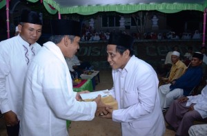 Beri Bantuan---Bupati OKI Iskandar, SE memberikan bantuan kepada pengurus Masjid saat melakukan Safari Ramadhan di Desa Cahya Mas Kecamatan Mesuji Makmur