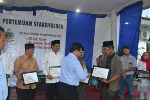 General Manager (GM) Plasma Riswan Sinaga memberikan plakat apresiasi kepada stakeholder di wilayah Kabupaten OKI