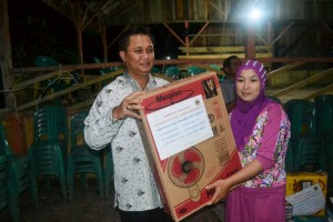 General Manager area 2 Helmi Abidin memberikan souvenir ramadhan untuk Masjid Desa Pagar Dewa yang diterima PJS Kades Pagar Dewa Kartini.