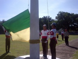 LATIHAN -- Calon Pasukan Pengibar Bendera Pusaka saat latihan menaikan bendera di halaman Pemda OKI