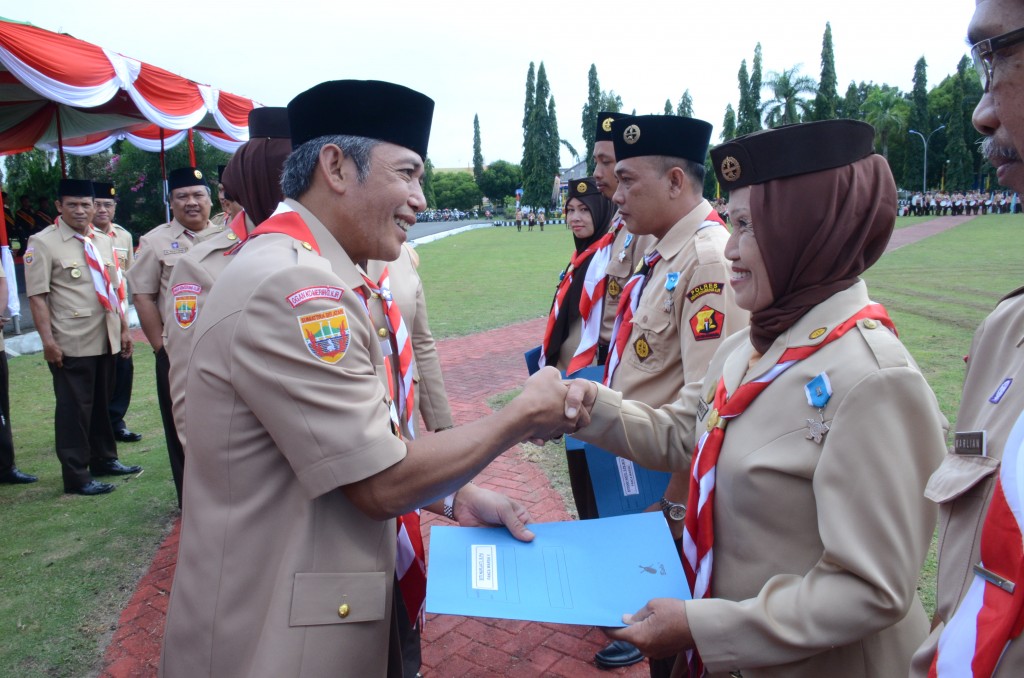 Panca Warsa--Bupati OKI menyerahkan penghargaan Panca Warsa Kepada Pembina Pramuka (1)