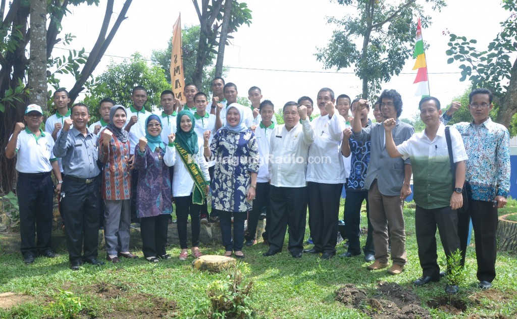 Salam Lestari--Salam Lestari usai melakukan penanaman pohon