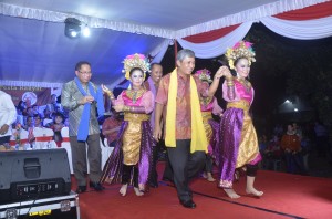 Tari Cang-Cang-Iskandar, SE Bupati OKI diajak menari Cang-Cang pada malam pesta rakyat HUT RI 69