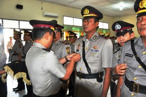 Kapolres OKI AKBP Erwin Rachmat SIk memasangkan cupu jabatan Kapolsek Cengal Ipda Jhoni Martin SH
