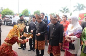 Wagub Sumsel Ir H Ishak Mekki MM didampingi Bupati OKI Iskandar SE mencicipi sikapur sirih