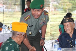 Dandim 0402 OKI Letkol M Arif Suryandaru lagi ngobrol mengenai nostalgia bersama  Pejuang Veteran di Kabupaten OKI