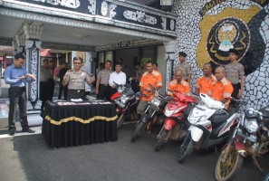 SENPI -- Kapolres OKI AKBP Erwin Rachmat SIk SH didampingi Kasat Reskrim AKP N Ediyanto SIk SH perlihatkan barang bukti senjata api dan uang hasil kejahatan dan Keempat tersangka begal, Supa