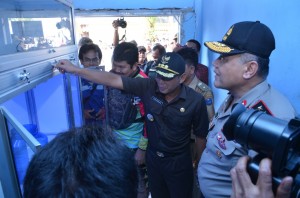 Bupati OKI Iskandar SE didampingi Kapolda Sumsel meresmikan sarana air bersih di Kecamatan Sungai Menang