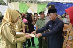 Kucurkan Dana Desa---Bupati OKI, Iskandar, SE menyerahkan SK Besaran ADD kepada Kepala Desa