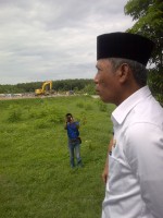 Bupati OKI Iskandar SE memandang lokasi tempat pembuangan akhir, sampah di lokasi sepucuk yang disulap menjadi taman penghijauan.