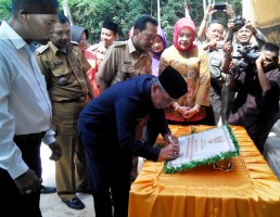 Bupati OKi Iskandar SE meresmikan kantor Desa Bumi Arjo Makmur di Kecamatan Lempungi OKI