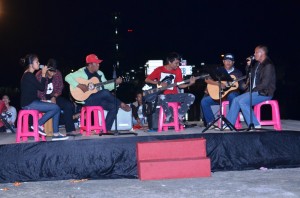 Live Musik---Dandim O402 OKI, Kapten Infanteri Arif Suryandaru ikut menikmati pertujukan live musik di tepian sungai Komering Kayuagung