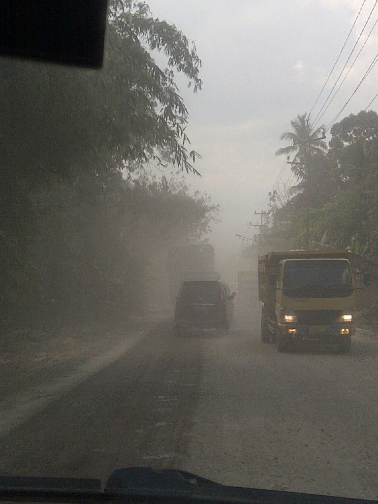Jalan Lintas Timur (Jalintim) Desa Muara Baru sampai Desa Bulu Cawang berdebu tebal.