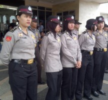 Polwan cantik dari Polres OKI dibariskan saf depan untuk menjaga aksi demo dari buruh yang mengatasnamakan Kasbi.