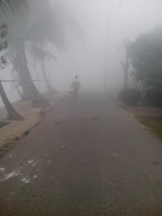 Tampak di Jalan Alternatif Kayuagung-Palembang yang menyelusuri pinggiran Sungai Komering tampak kabut siang menjelang sore hari, foto diambil Selasa (29-9-2015).