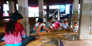 Warga-Desa-Pedamaran-Lagi-mengayam-purun-1