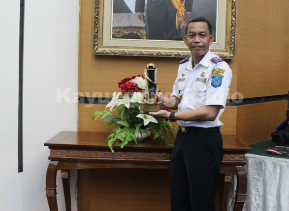 Kadishubkominfo OKI Pratama Suryadi SP saat menerima piala Wahana Tata Nugraha