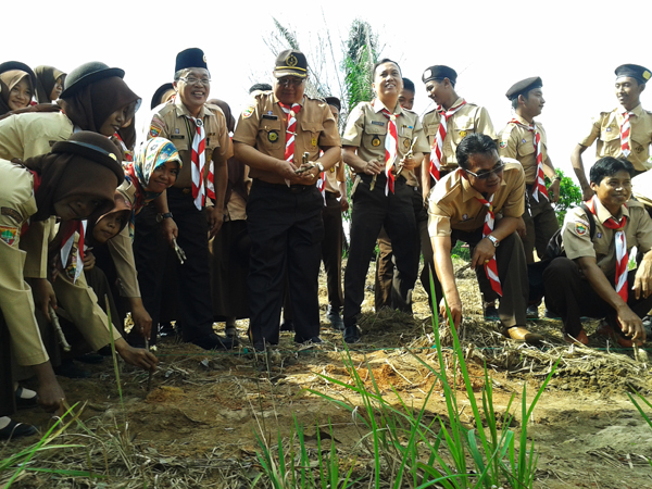 Pramuka OKI Peduli Tani Tanam Singkong di Lahan Seluas 7 Hektar