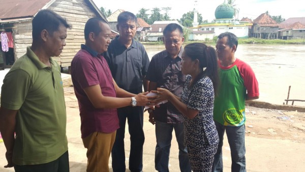Bupati OKI Bantu Korban Rumah Ambruk