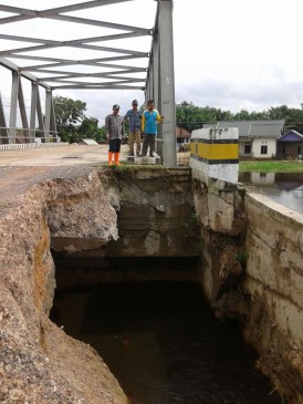 jebolnya tanggul jembatan Talang Batin Desa Pulau Geronggang Kecamatan Pedaramaran Timur Kabupaten Ogan Komering Ilir