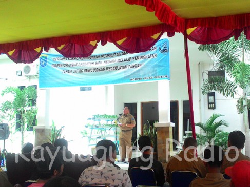 Sekda OKI H Husin SPd, MM Dalam Sambutan Penyerahan Bantuan Alat Pertanian. (19/12/16)