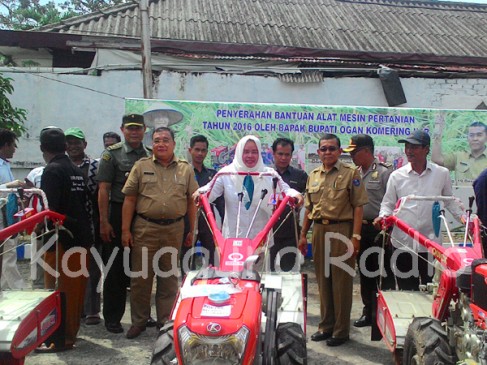 Penyerahan Bantuan Alat Mesin Pertanian Kabupaten Ogan Komering Ilir. senin (19/12/16)