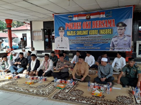 Polres OKI & Ratusan Santri Zikir dan Istighosa Bersama