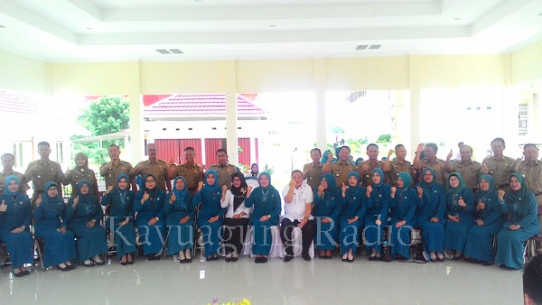 Foto Bersama Sekda OKI, Ketua Tim Penggerak PKK OKI & Ketua Tim Penggerak PKK Kecamatan Yang Baru Dikukuhkan