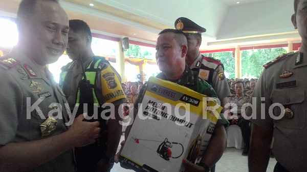 Kapolda Serahkan Penghargaan Kepada Babinsa Berprestasi Kamis 23/02/17