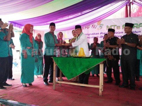 Pemotongan Tumpeng Oleh Bupati OKI Yang Diserahkan Pertama Kepada Kepala MTs Arrahman.