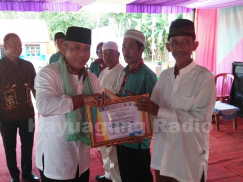 Bupati Serahkan Bantuan Kepada MTs Arrahman Desa Riding Kecamatan Pangkalan Lampam.