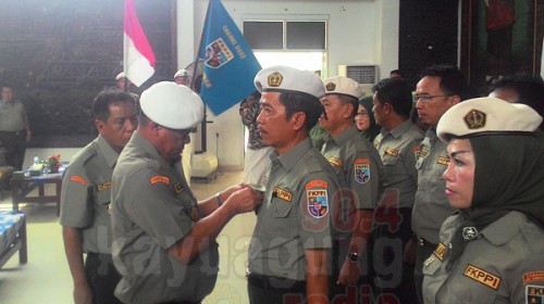 Ketua Daerah Pengurus FKPPI Sumsel Ir. Muzakir Sai Sohar Berikan Pita Lencana Kepada Ketua FKPPI OKI yang baru dilantik Heri Susanto S.Sos