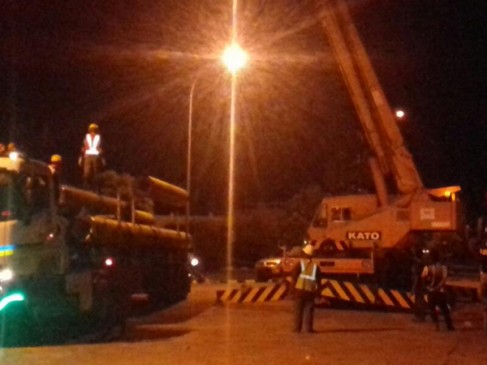 Petugas Sedang Bekerja Mengawasi Kontraktor.