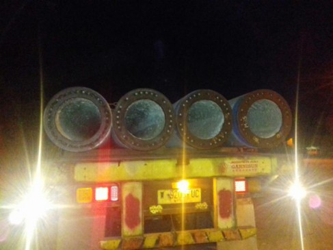 Truk Membawa Beban Melebihi Kapasitas.