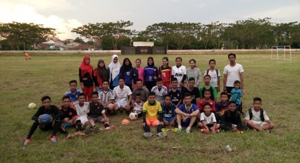 Ketua-Askab-PSSI-OKI-foto-bersama-pemain-SSB-Putra-Putri-Buana-usai-sesi-latihan-di-Stadion-Mini-Kayuagung.