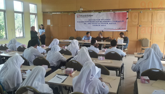 5 siswa di OKI mengikuti seleksi penerimaan bea siswa PT OKI Pulp and Paper Mils di aula Disdik OKI