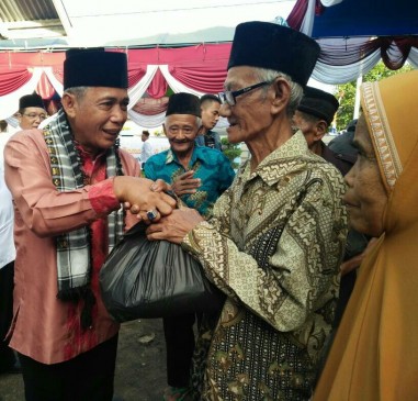Bupati OKI Iskandar SE Berbagi Bersama Masyarakat Air Sugihan.