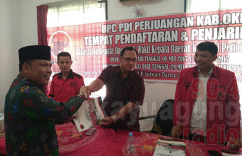 Anggota Dewan Perwakilan Rakyat (DPRD) Kabupaten Ogan Komering Ilir (OKI) Mengambil Pendaftaran Balon Di PDIP OKI.