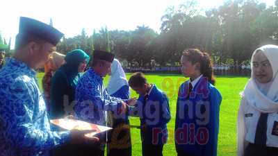 Peringatan Hardiknas 2017, Bupati OKI Berikan Penghargaan Kepada Siswa-Siswi Berprestasi.