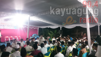 H. Iskandar SE berdialog dengan warga se-kecamatan kota kayuagung di desa muara baru.