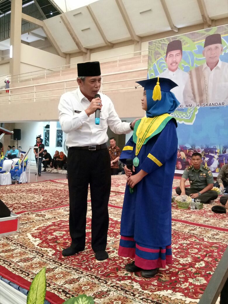 Flora Santri TK TPA Asal Pantai Timur OKI saat menjawab pertanyaan dari Bupati OKI H. Iskandar