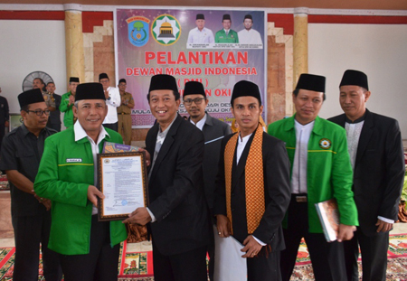 Ketua DPW DMI Sumsel menyerahkan surat keputusan Penghargaan dari Ketua DMI Pusat
