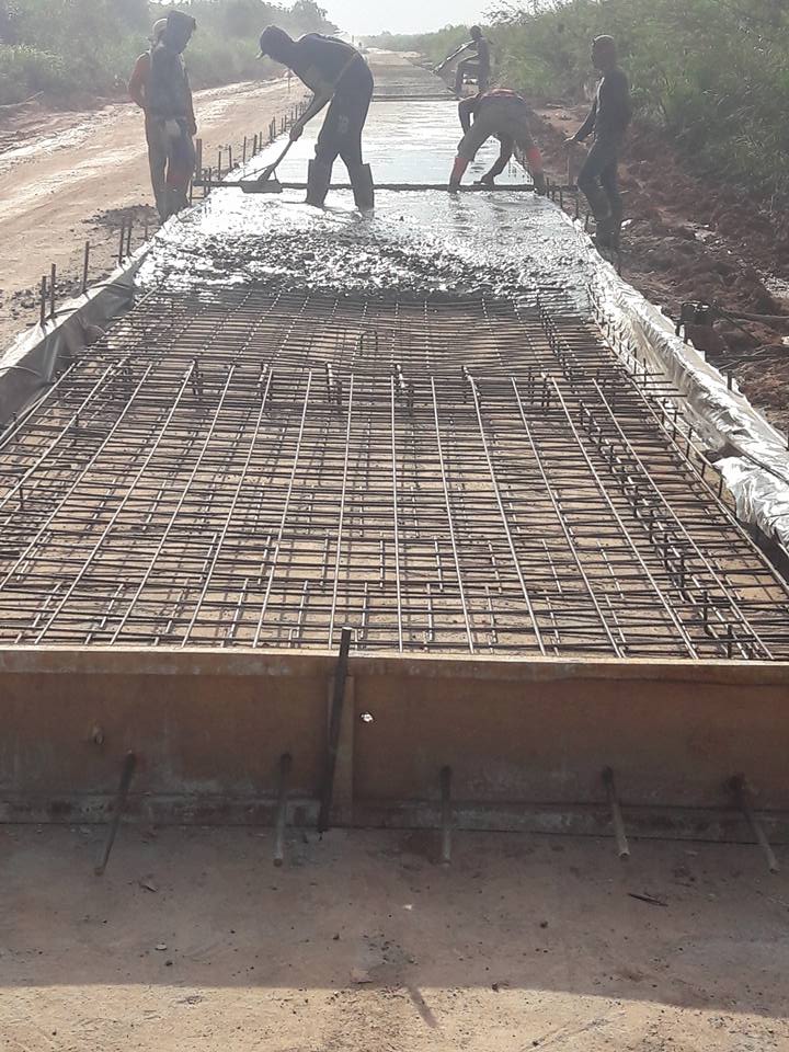 Sejumlah Pekerja di proyek Cor Beton Ruas Jalan Kayuagung Pedamaran Timur (Sepucuk)