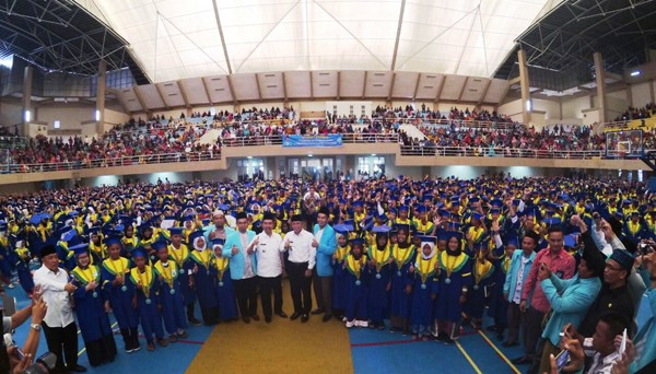 Wakil Gubernur Sumsel H. Ishak Mekki dan Bupati OKI bersama Ribuan Santri Wisudawan TK TPA